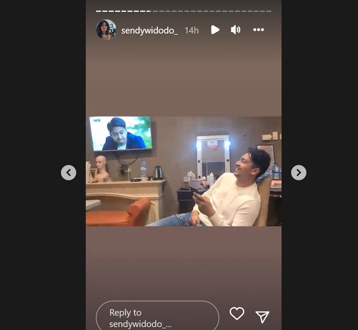 Momen Deva Mahenra saat nonton Sal di Ikatan Cinta direkam Sendy Widodo./Instagram.@sendywidodo.