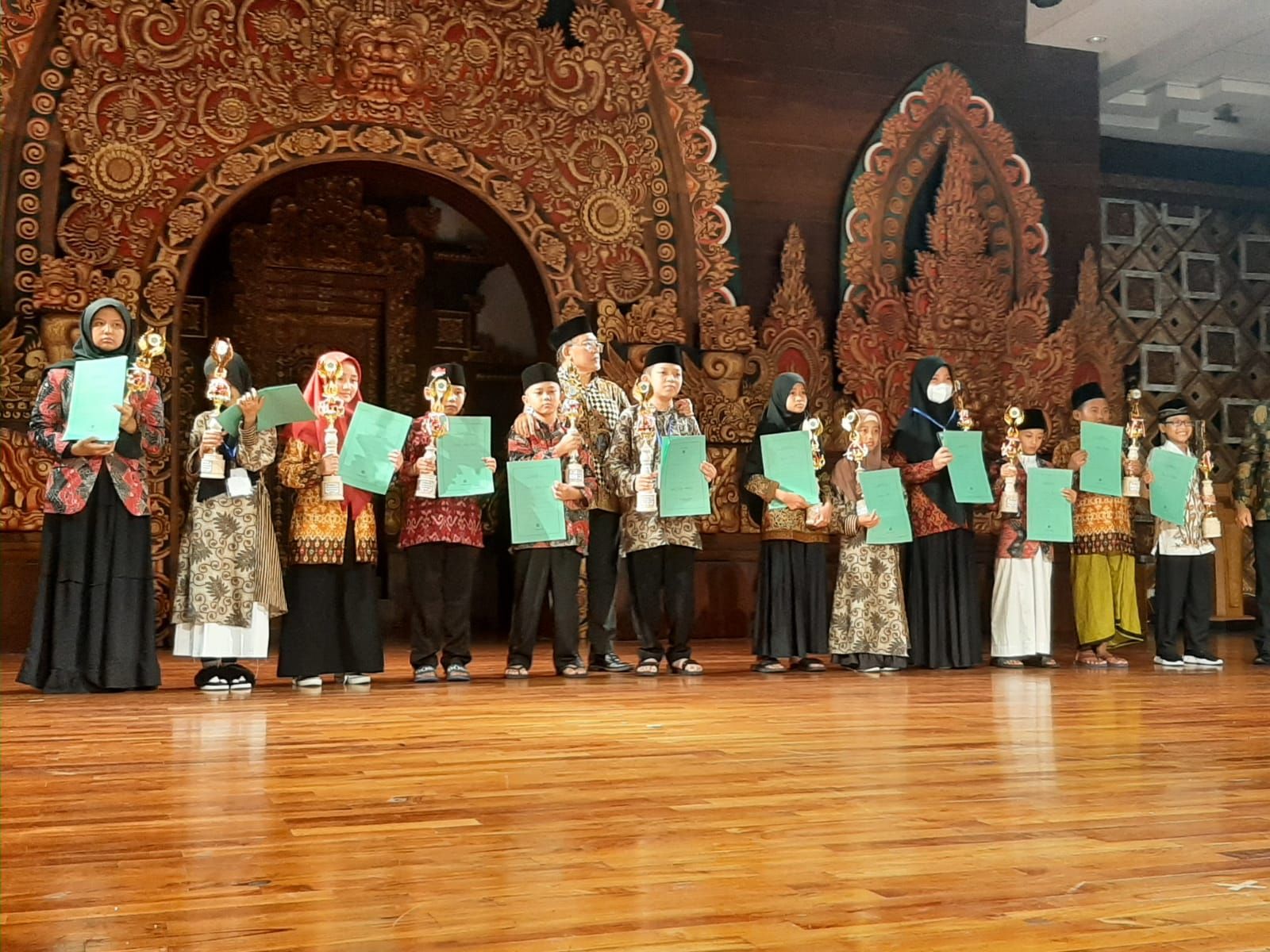 Para juara MTQ XXIX Provinsi Bali kelas anak-anak dan remaja