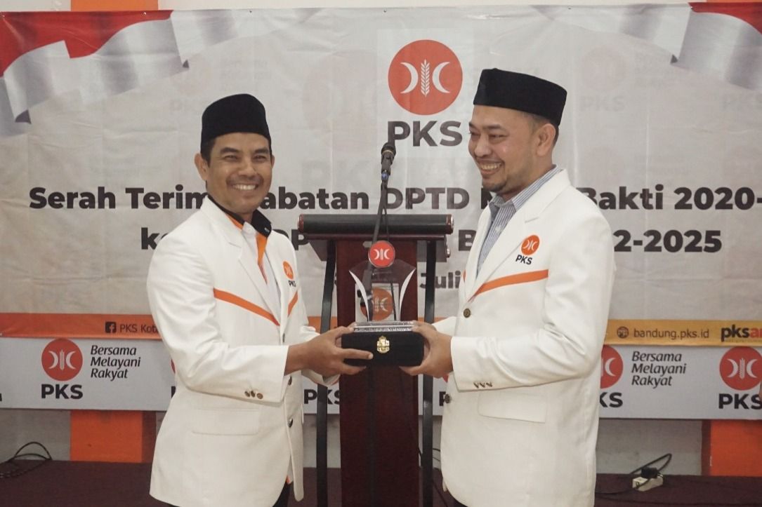  Ketua DPD PKS Kota Bandung yang baru, Ahmad Rahmat Purnama yang menggantikan Ketua DPD PKS sebelumnya, Khairullah. Khairullah diangkat sebagai Ketua Majelis Pertimbangan Daerah Kota Bandung.