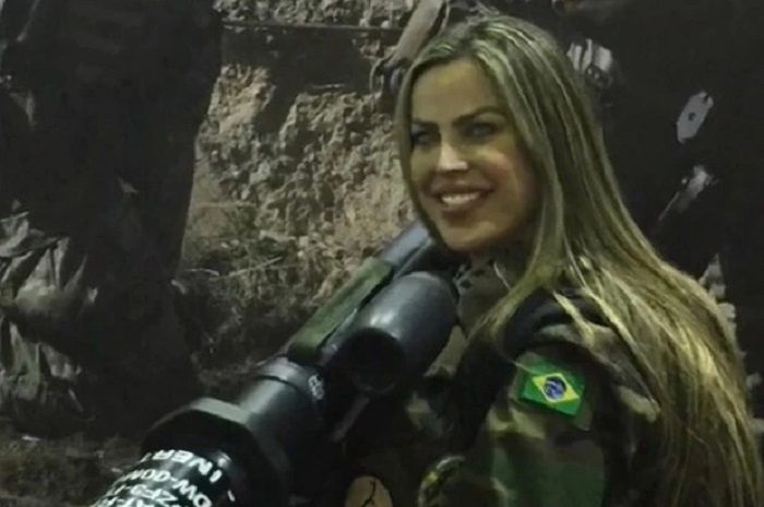 Thalita do Valle (39) model cantik asal Brasil yang menjadi penembak jitu di militer Ukraina.*  