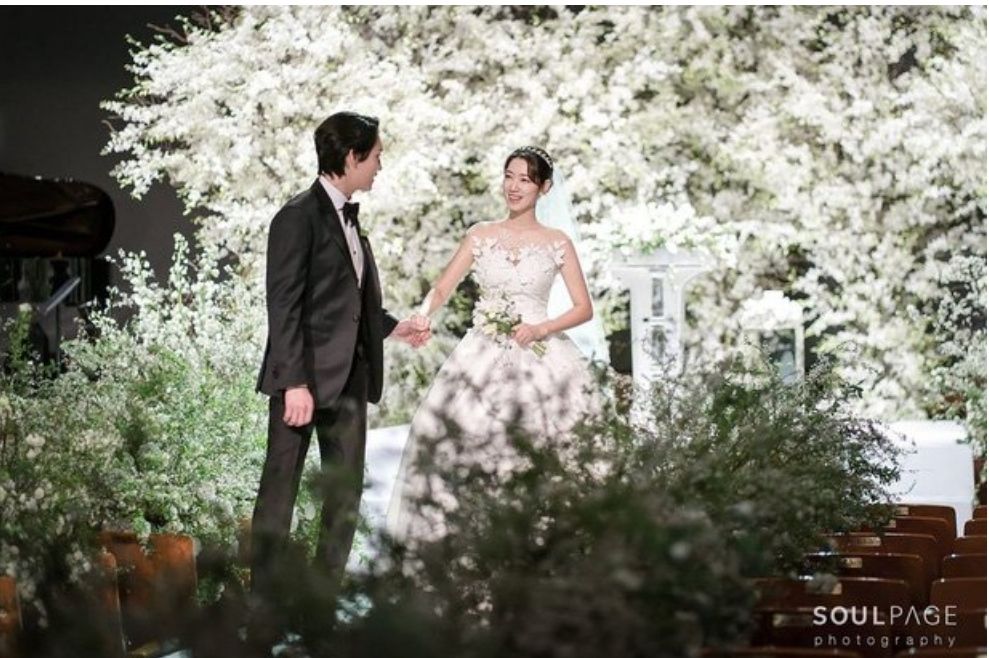Potret Park Shin Hye dan Choi Tae Joon di pernikahan mereka di awal 2022. 