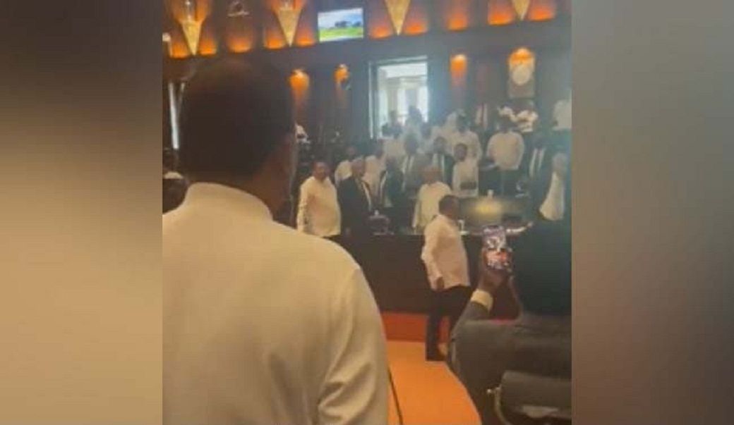 Gotabaya Rajapaksa meninggalkan parlemen, videonya viral di media sosial.  