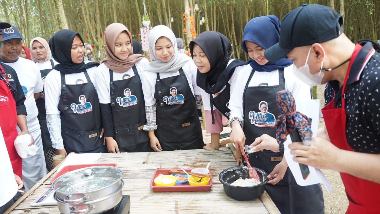 Berikan Bantuan Pelatihan Kuliner, Emak-emak Sahabat Sandi Karawang Inginkan Sandiaga Uno Menjadi Presiden 2024.