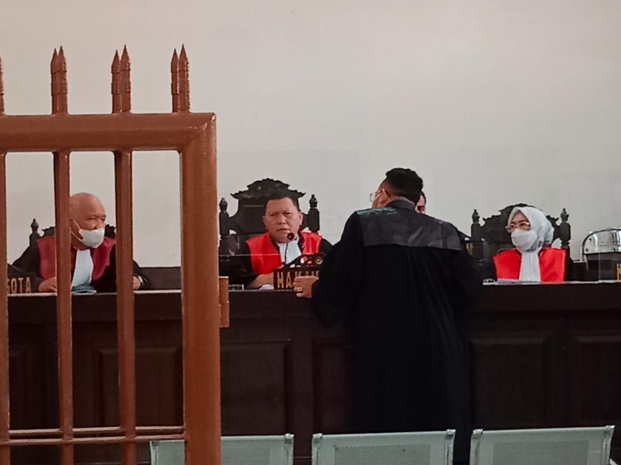 Rizky Rizgantara, penasehat hukum M Fauzan Rahman saat berbicang dengan Majelis Hakim yang diketuai Dalyusra