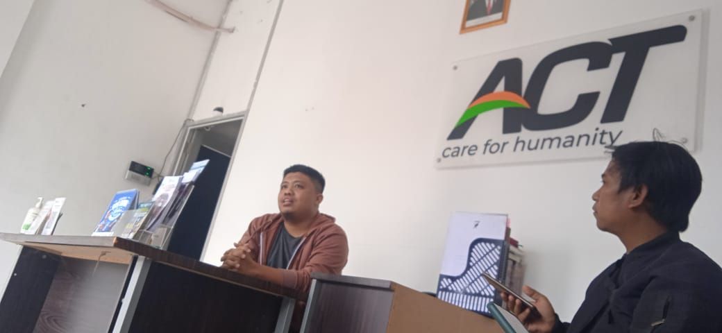 Kepala Cabang ACT Kabupaten Garut, Muhammad Dani Ramdani, memberikan keterangan kepada wartawan di Kantor Cabang ACT Garut, Jalan Sujerman, Kecamatan Tarogong Kidul, Kabupaten Garut, Rabu 6 Juli 2022.