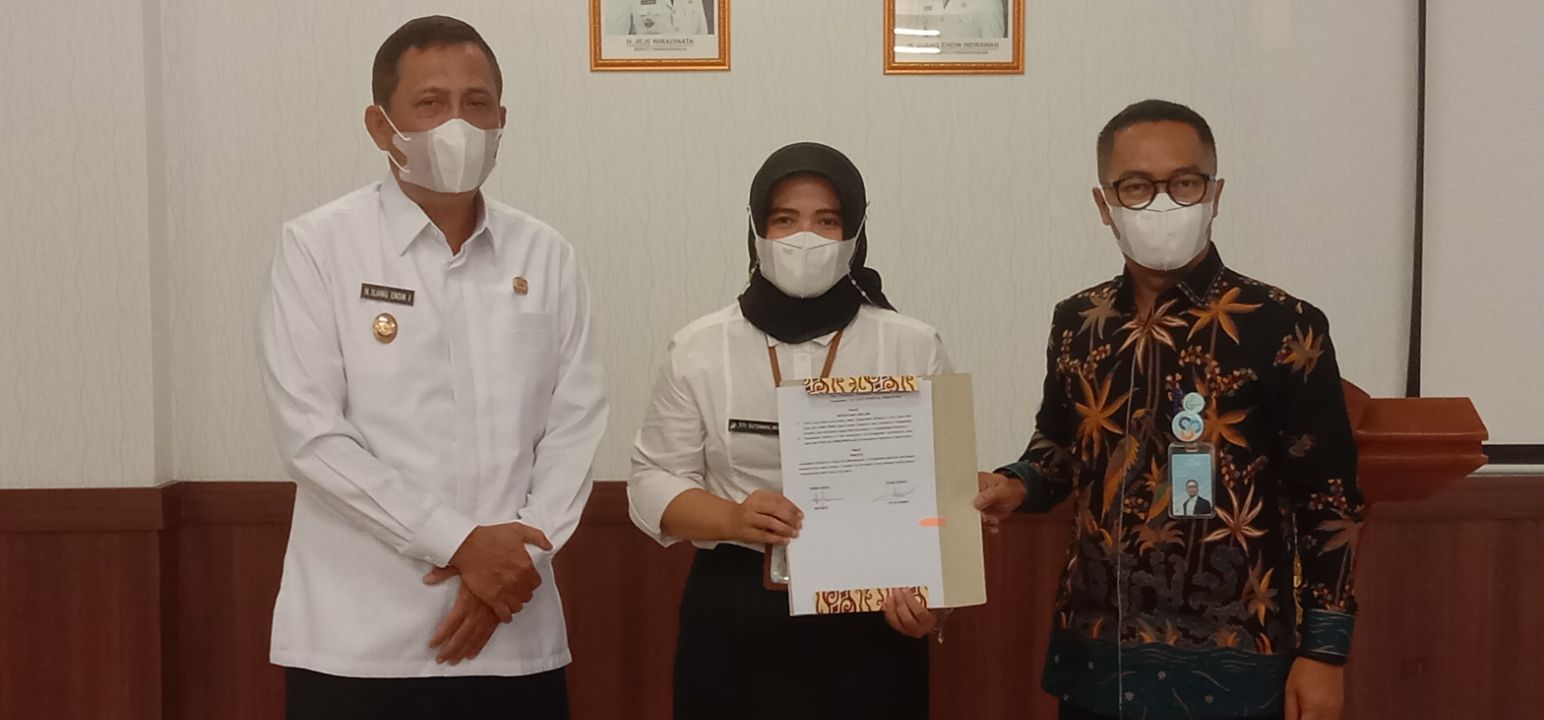 Dari kiri Wakil Bupati Pangandaran H. Ujang Endin Indrawan, Direktur RSUD Pandega dr. Titi Sutiamah dan Kepala bank BJB Kab Pangandaran Aryanto.