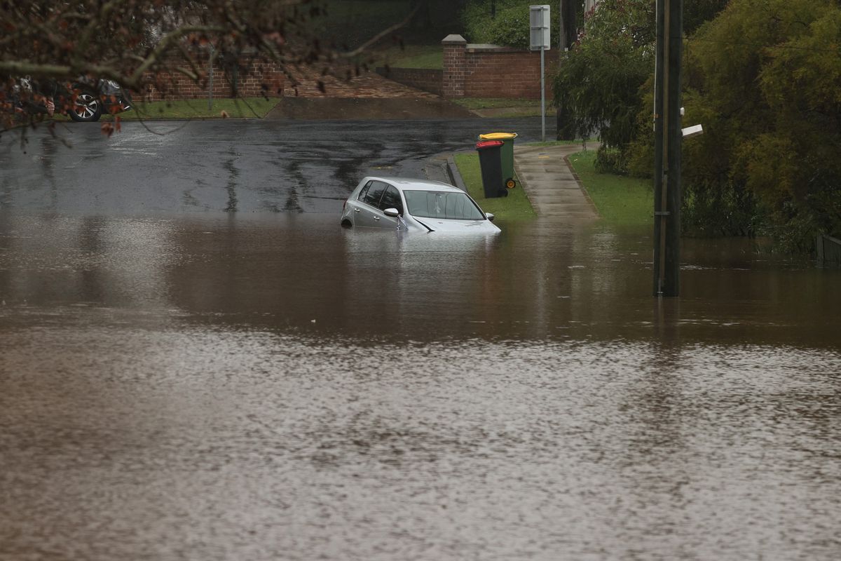 Tampak Banjir Merendam Mobil Warga
