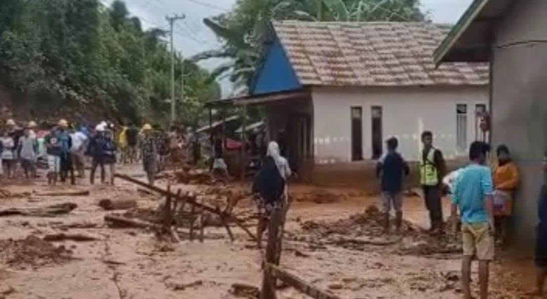 Banjir bandang menerjang Desa Boenaga, Kabupaten Konut. Diduga akibat aktivitas penambangan PT Manunggal Sarana Surya Pratama. 