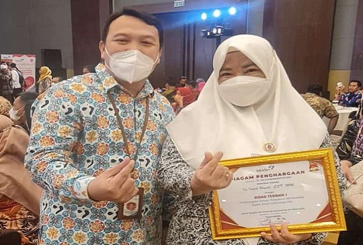 Bidan Iis Indah Hayati asal Kabupaten Lebak foto bersama Plt Kepala Perwakilan BKKBN Banten usai terpilih sebagai PMB Terbaik 1 Nasional.