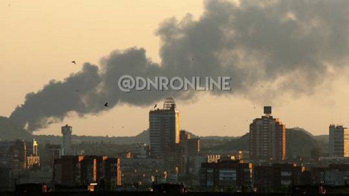 Pertempuran di Donetsk memicu ledakan dan asap mengepul dari bangunan yang terhantam rudal.*  