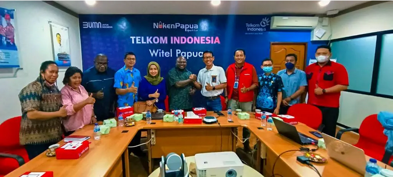 General Manager Telkom Papua, Agus Widhiarsana usai pertemuan dengan Kepala Dinas Kominfo Kabupaten Jayapura, Gustaf Griapon, S.T bersama tim di ruang rapat kantor PT.Telkom Papua, jalan Deplat Kanan Jayapura.