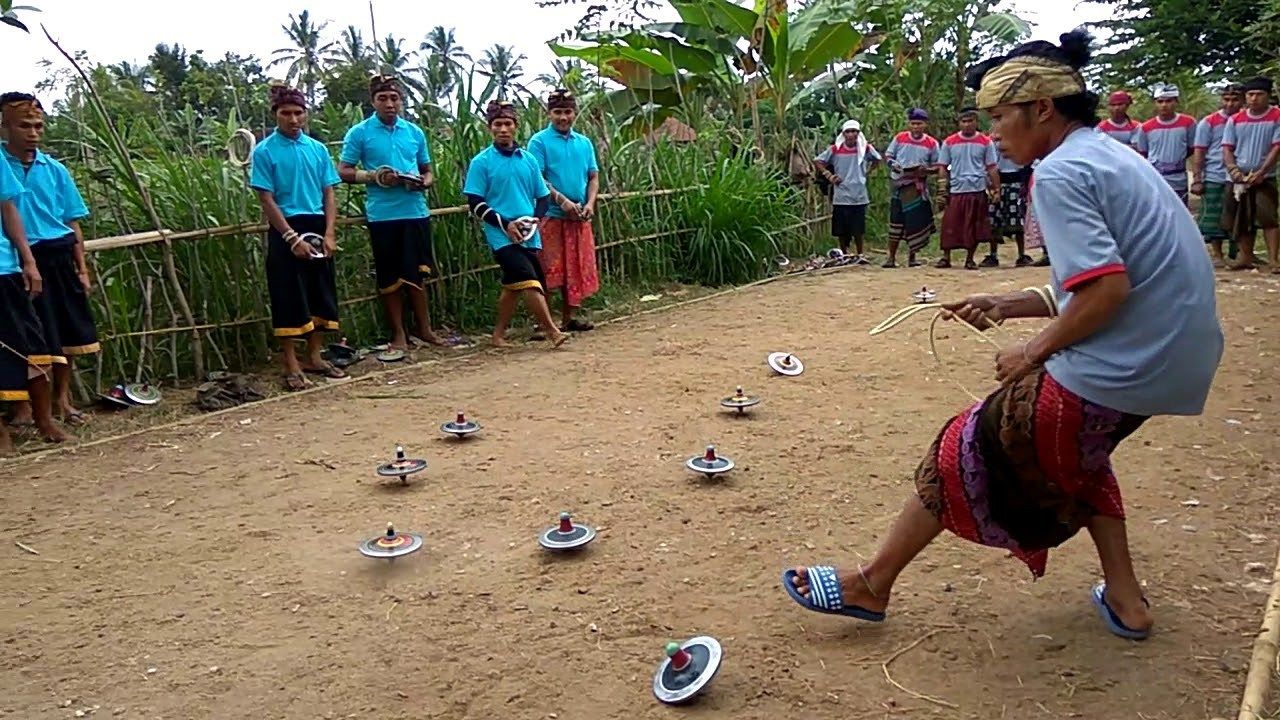Lomba gasing, salah satu permainan tradisional Melayu di Kepulauan Riau (Kepri)