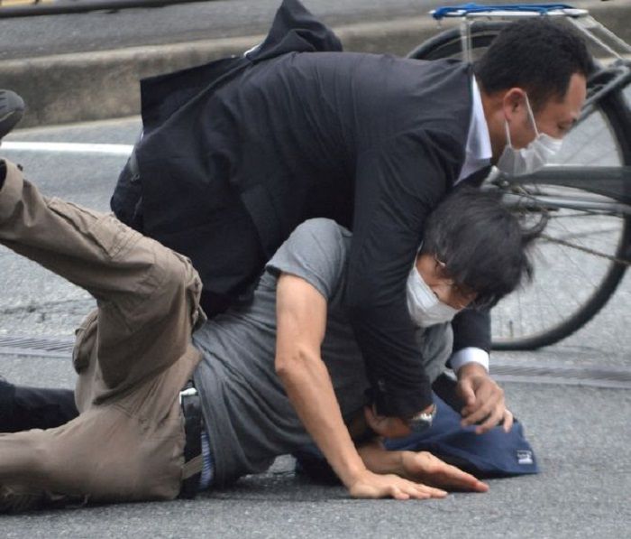 Penembak Shinjo Abe dijatuhkan dan difiting keamanan.