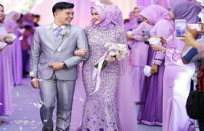 Model kebaya pengantin hijab dengan tema Keluarga