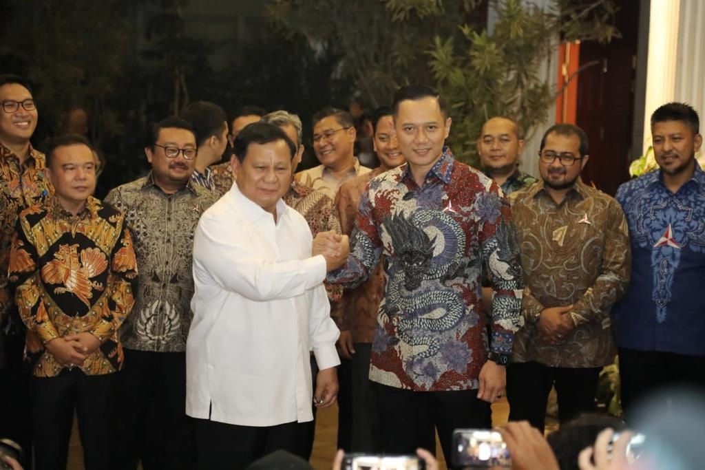Potret Agus Harimurti Yudhoyono (kanan) bersama Prabowo (kiri).