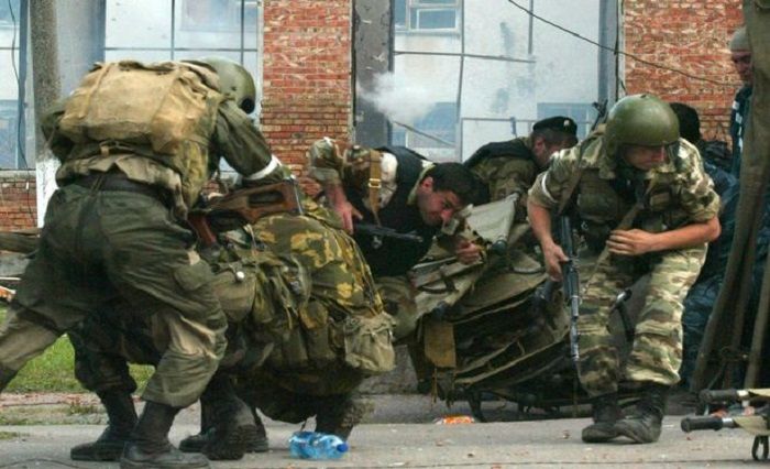 Pasukan khusus Rusia dibantu sukarelawan butuh waktu 12 jam untuk menghabisi prajurit Chechnya yang melakukan penyanderaan di sekolah Beslan.*  