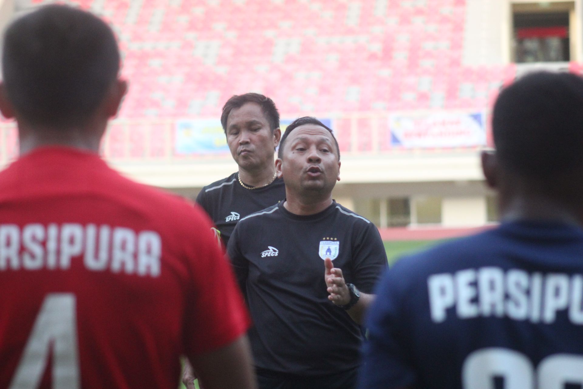 Pelatih kepala tim Mutiara Hitam, Persipura Jayapura, Ricky Nelson berikan arahan kepada anak didiknya usai laga Internal Game Persipura di Stadion Lukas Enembe dok ( PORTAL PAPUA )