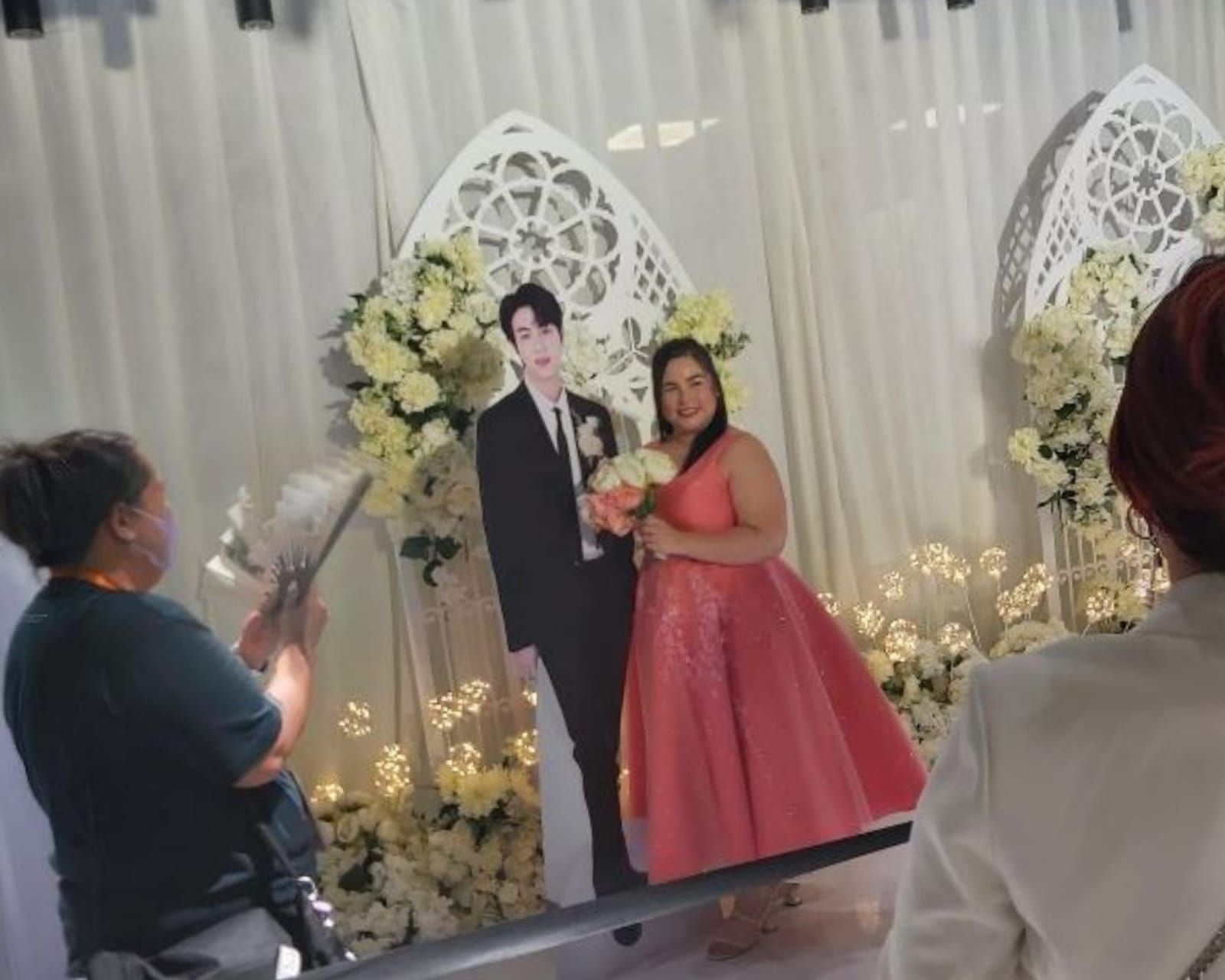 Fans BTS di Amerika membagikan potret menikahi cardboard Kim Seokjin