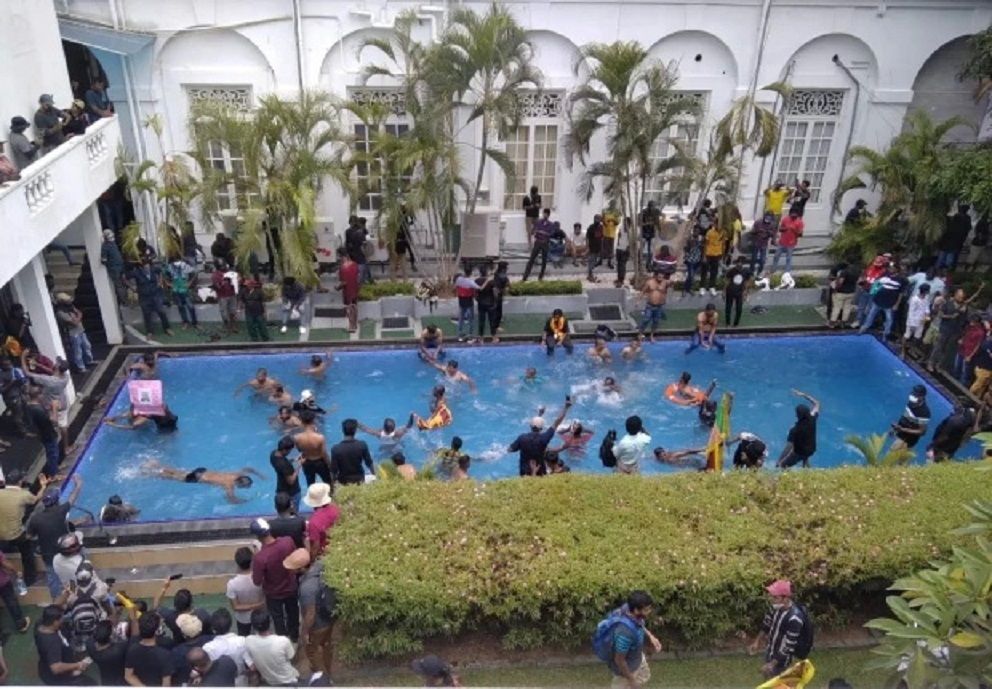Para pengunjuk rasa berhamburan ke kolam renang istana presiden. 