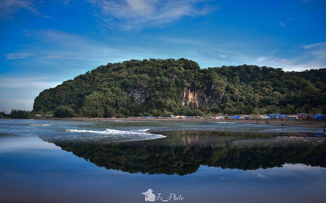 Intip Keindahan Pantai Sodong Cilacap, Panorama Indah Pegunungan Tebing yang Menjulang