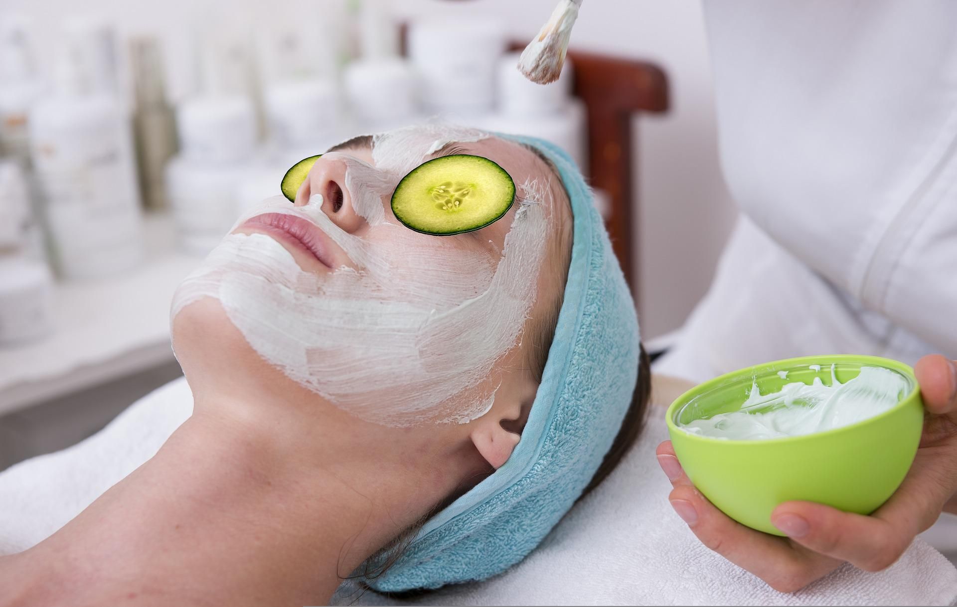 Ilustrasi - Penggunaan masker wajah, perawatan kulit dari luar dengan cara alami/
