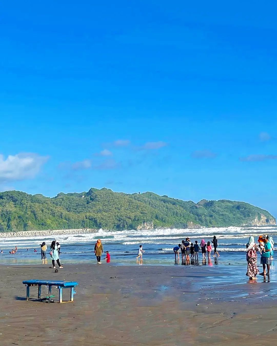 Pantai Jetis. 6 Wisata Pantai Instagramable di Cilacap yang Wajib Anda Kunjungi, Nomor 3 Mempunyai Aura Mistis yang Kuat