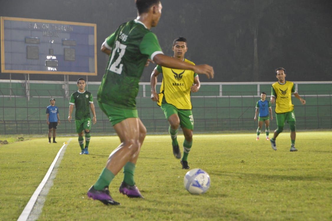 Skuad PSMS Medan latihan malam di Stadion Teladan, Senin, 11 Juli 2022