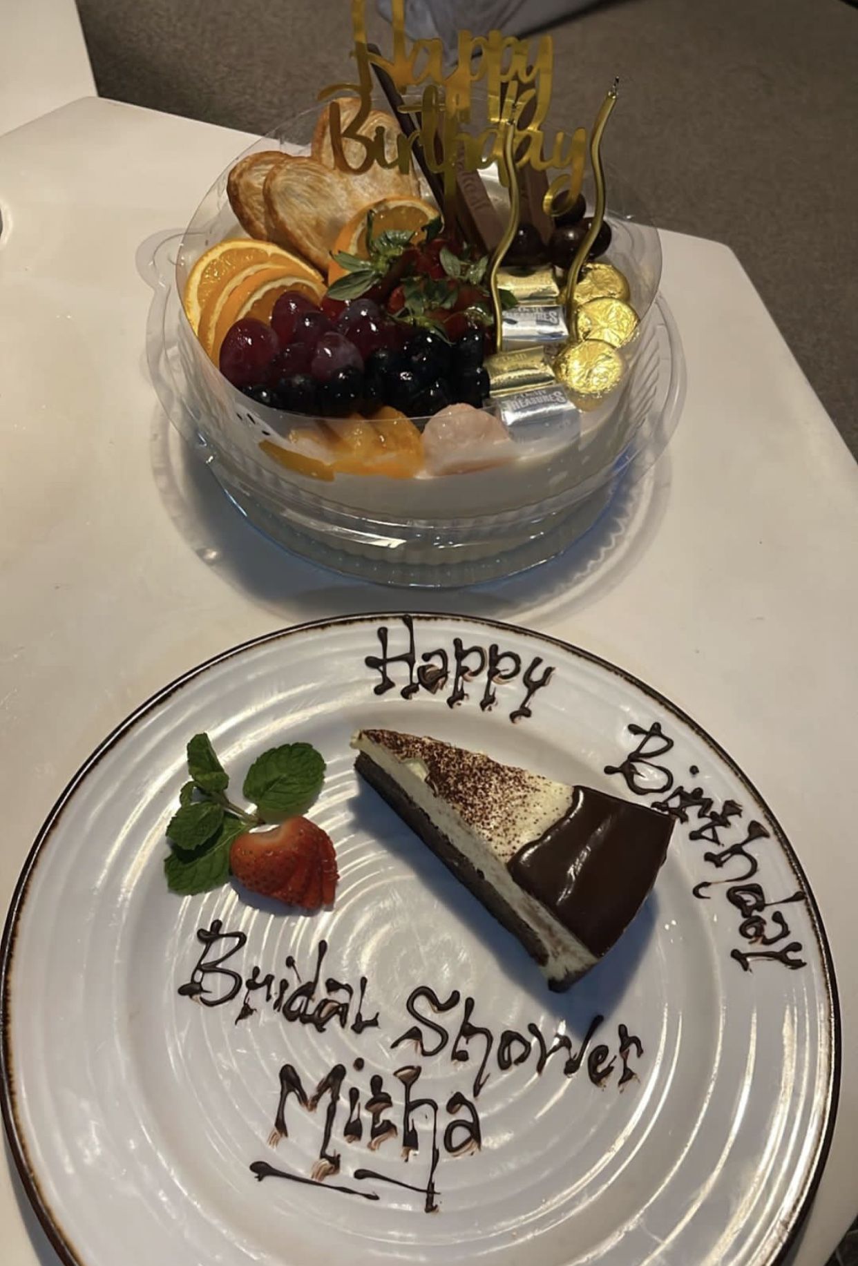 Potret kue bertuliskan Happy Birthday dan Bridal Shower