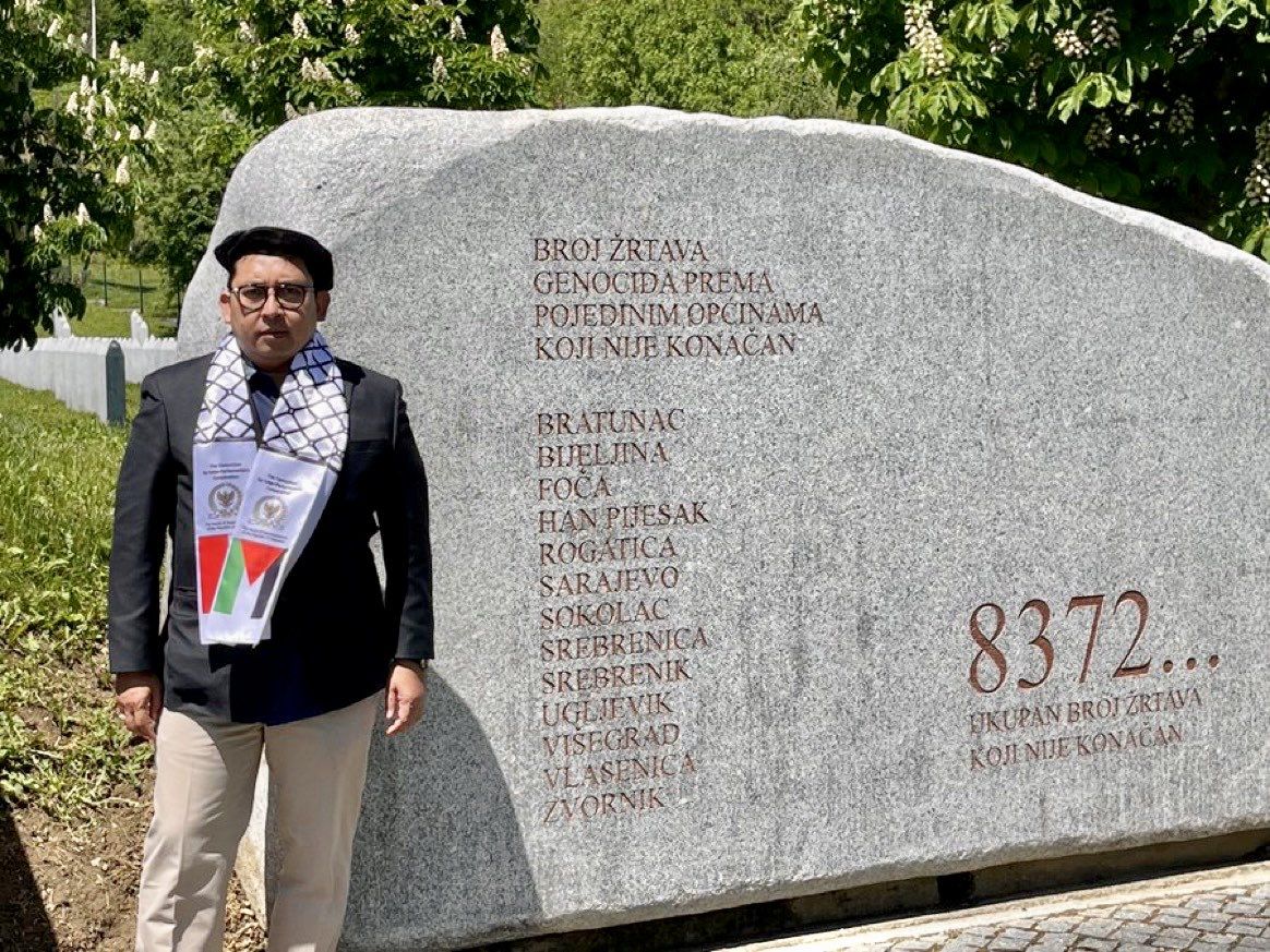 Fadli Zon di monumen yang mengingatkan peristiwa pembantaian Bosnia Muslim, 11 Juli 1992.