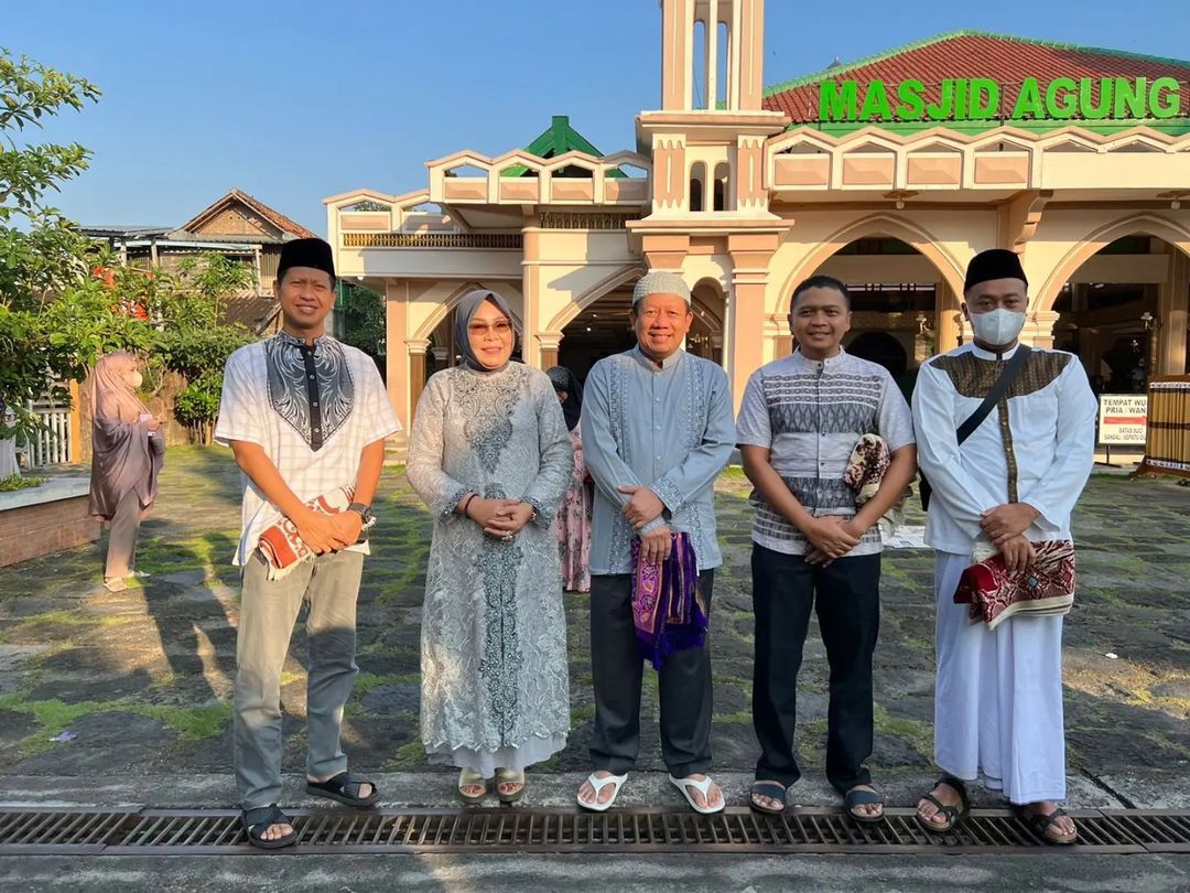 Wabup Grobogan, Bambang Pujiyanto saat berkesempatan foto bersama dengan Bupati Sri Sumarni pasca Sholat Idul Adha.