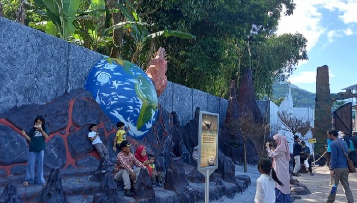 Sejumlah pengunjung tempat wisata Garut Dinoland berfoto./Pipin L Hakim/PotensiBisnis.com.