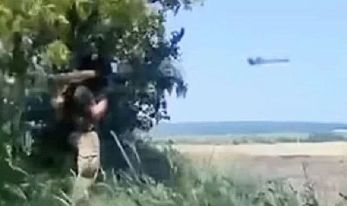 Tentara Ukraina menembakkan rudal Martlet, menjatuhkan helikopter berteknologi tinggi Rusia.*  