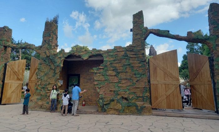Gerbang masuk ke kawasan Dinosaurus di lokasi wisata Garut Dinoland./Pipin L Hakim/PotensiBisnis.com