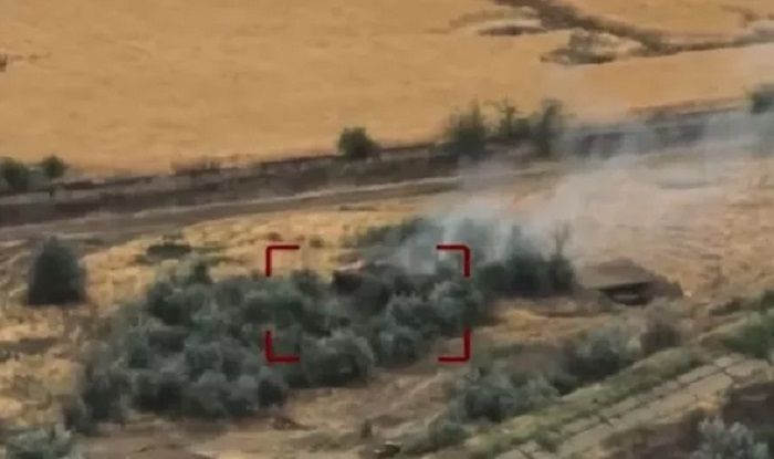 Tank BTR-D Rusia terlihat berasap setelah dihantam roket Ukraina.*  
