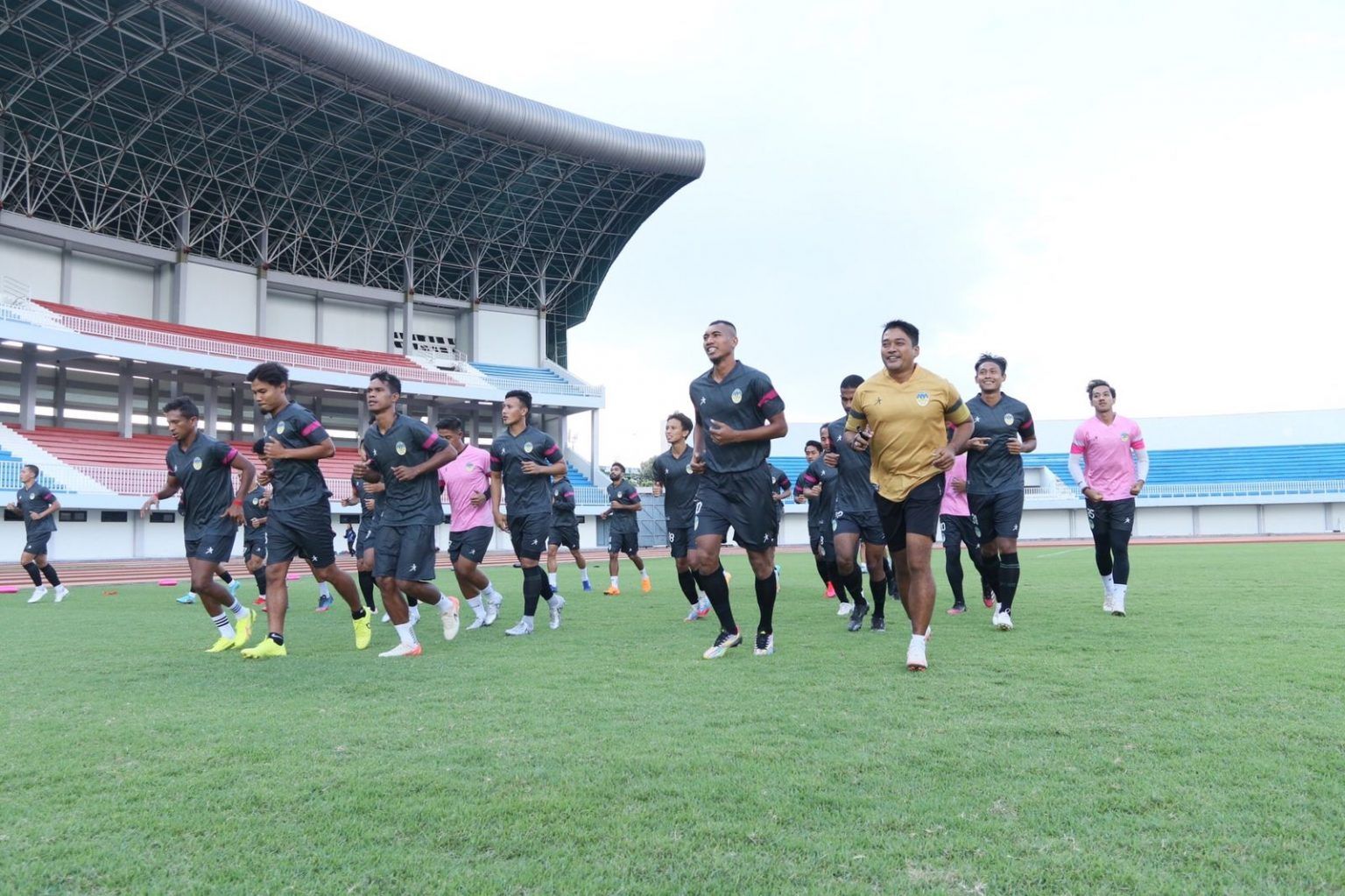 Tim PSIM Yogyakarta melakukan latihan di Stadion Mandala Krida Yogyakarta, Selasa 12 Juli 2022, guna menghadapi laga uji coba melawan Persebaya.