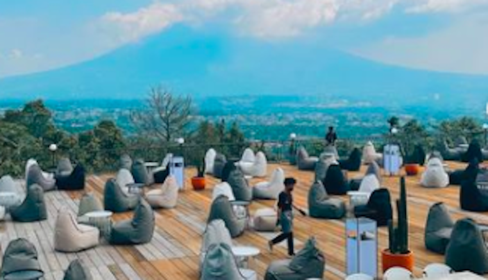 Tempat nongkrong di Bogor yang cozy jumlahnya semakin banyak. Tak hanya menyuguhkan pemandangan dan spot foto yang indah nan Instagramable melainkan menu yang ditawarkannya sangat khas. Mulai dari Kopi Nako Kebon Jati sampai Contrive Coffee and Space.