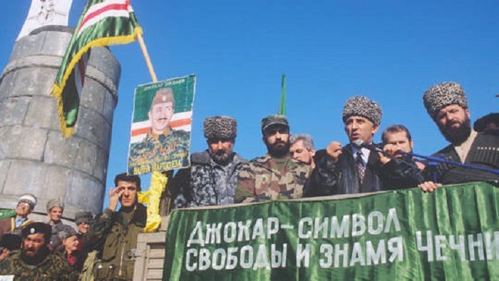Peserta rapat umum di Kota Grozny pada peringatan 5 tahun pelantikan Presiden Chechnya Dzhokhar Dudayev, 1996.*  
