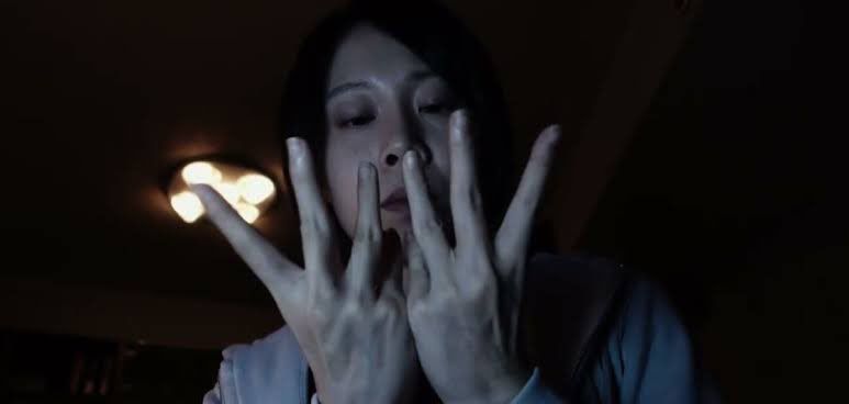 Li Ronan memperagakan simbol dan mantra dalam film Incantation.
