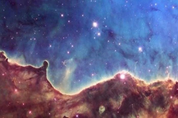 Nebula Carina, foto pertama yang diambil oleh teleskop luar angkasa James Webb.