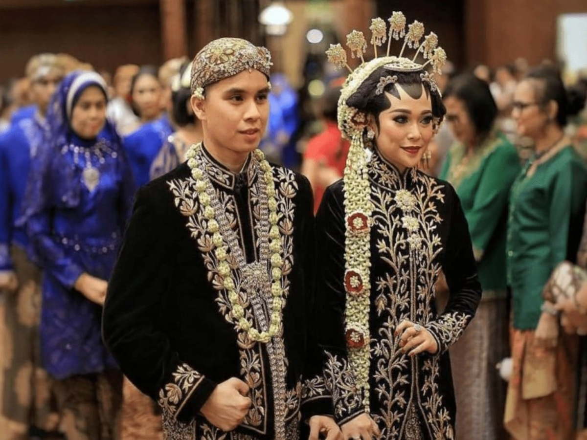 Model Kebaya Pengantin Muslim dengan Tema Pernikahan Tradisional jawa