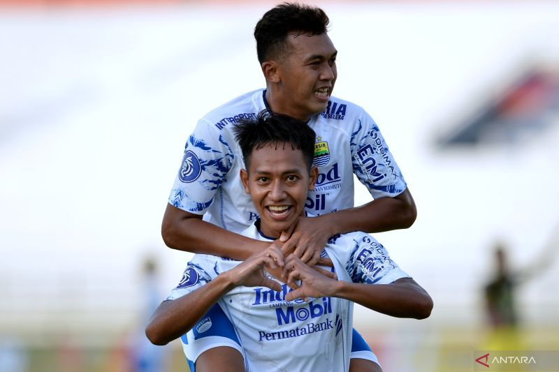 Pesepak bola Persib Bandung Beckham Putra Nugraha (bawah) berselebrasi bersama rekannya Abdul Aziz (atas) usai mencetak gol ke gawang Barito Putera saat pertandingan Liga 1 di Stadion Kapten I Wayan Dipta, Gianyar, Bali, Kamis 31 Maret 2022.