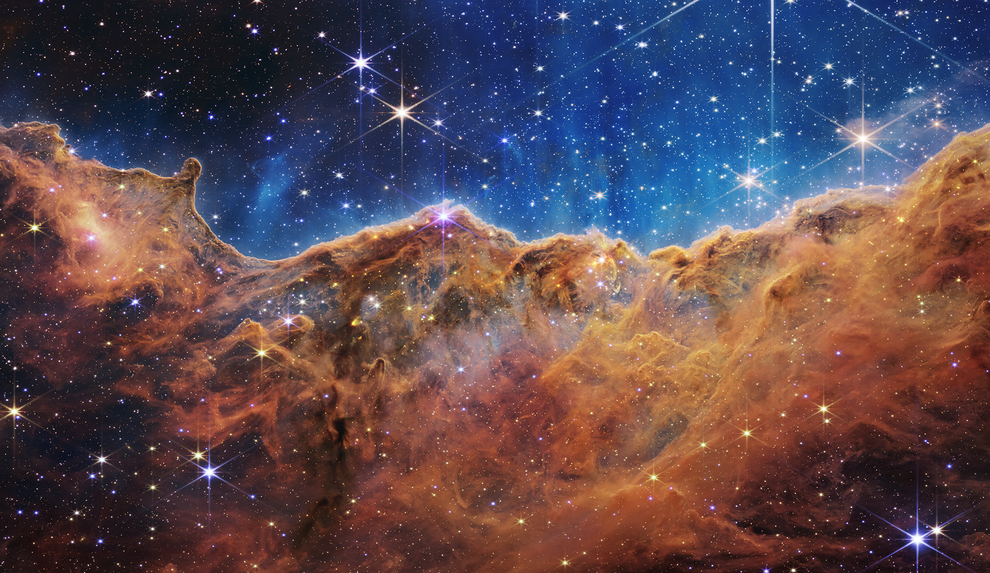 "Tebing Kosmik" di Nebula Carina, seperti yang ditangkap oleh Teleskop Luar Angkasa James Webb. Kredit Gambar: NASA, ESA, CSA, STScI Via PBS