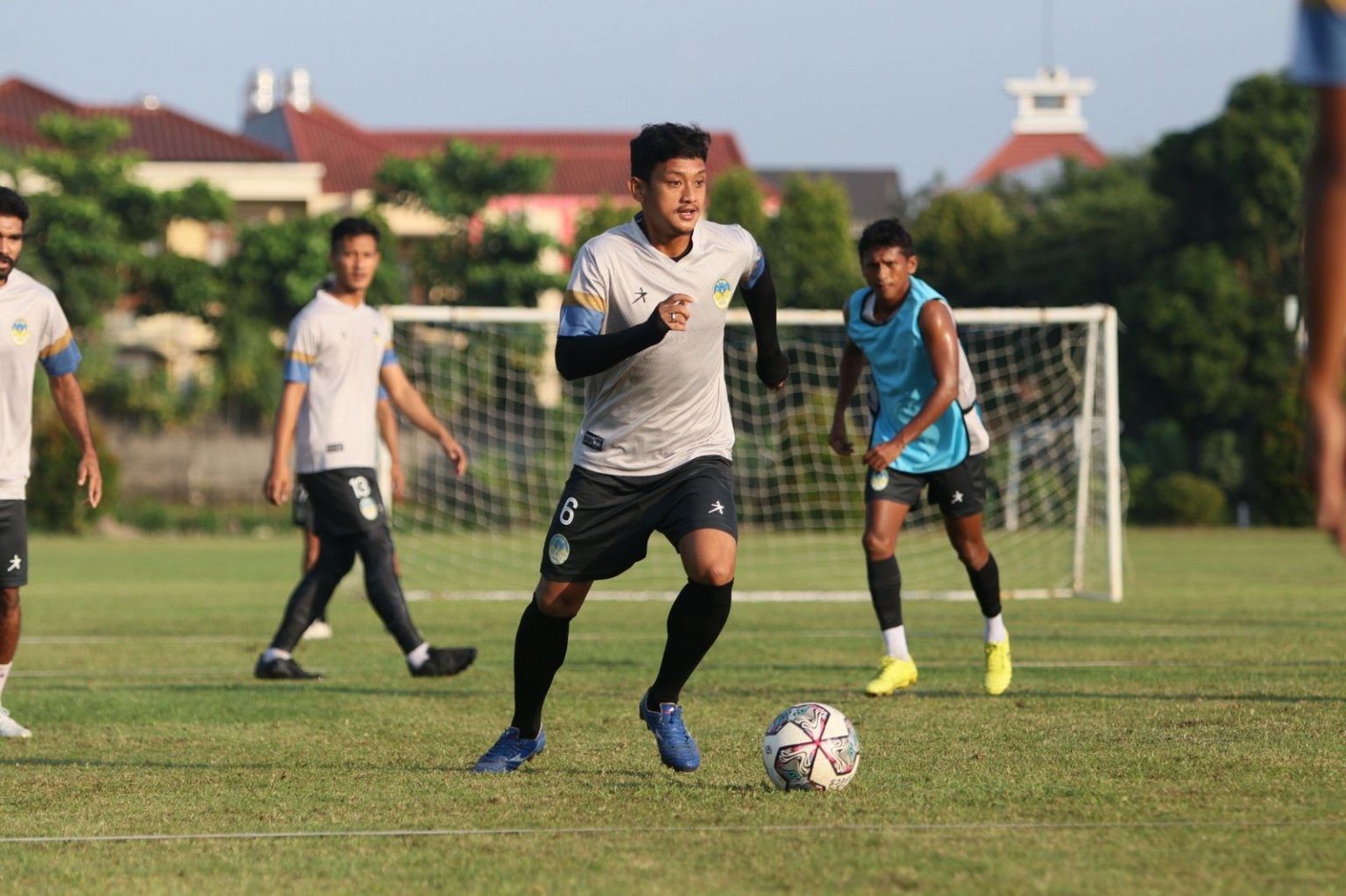 Para pemain PSIM Yogyakarta siap tempur menghadapi Persebaya Surabaya dalam laga persahabatan, Minggu 17 Juli 2022.