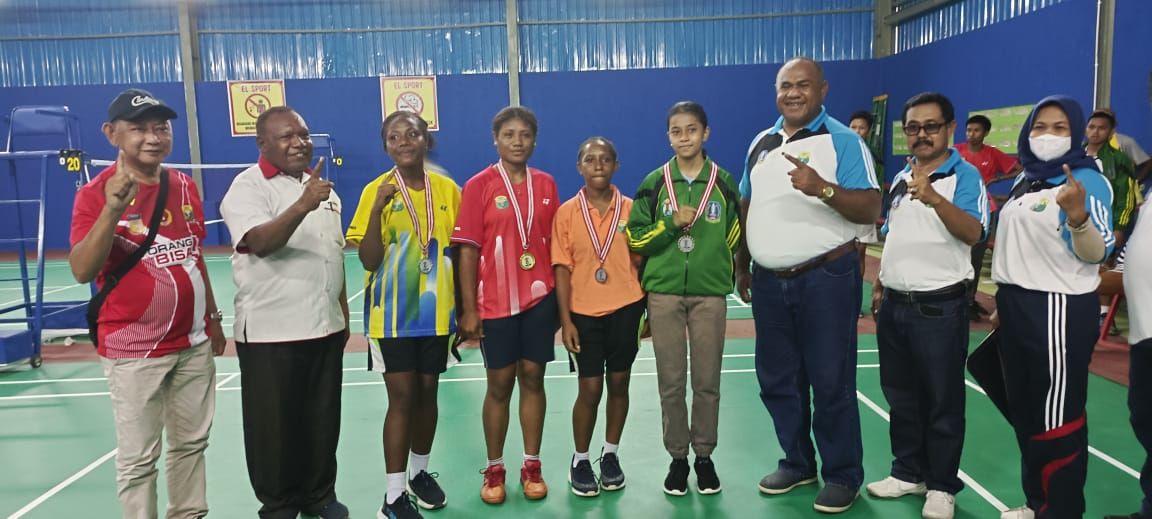 istrik Sentani berjaya mendulang 3 medali pada cabor bulutangkis Porkab II/2022 Kabupaten Jayapura yang telah menyelesaikan seluruh pertandingannya sejak hari kemarin, Kamis 14 Juli 2022.