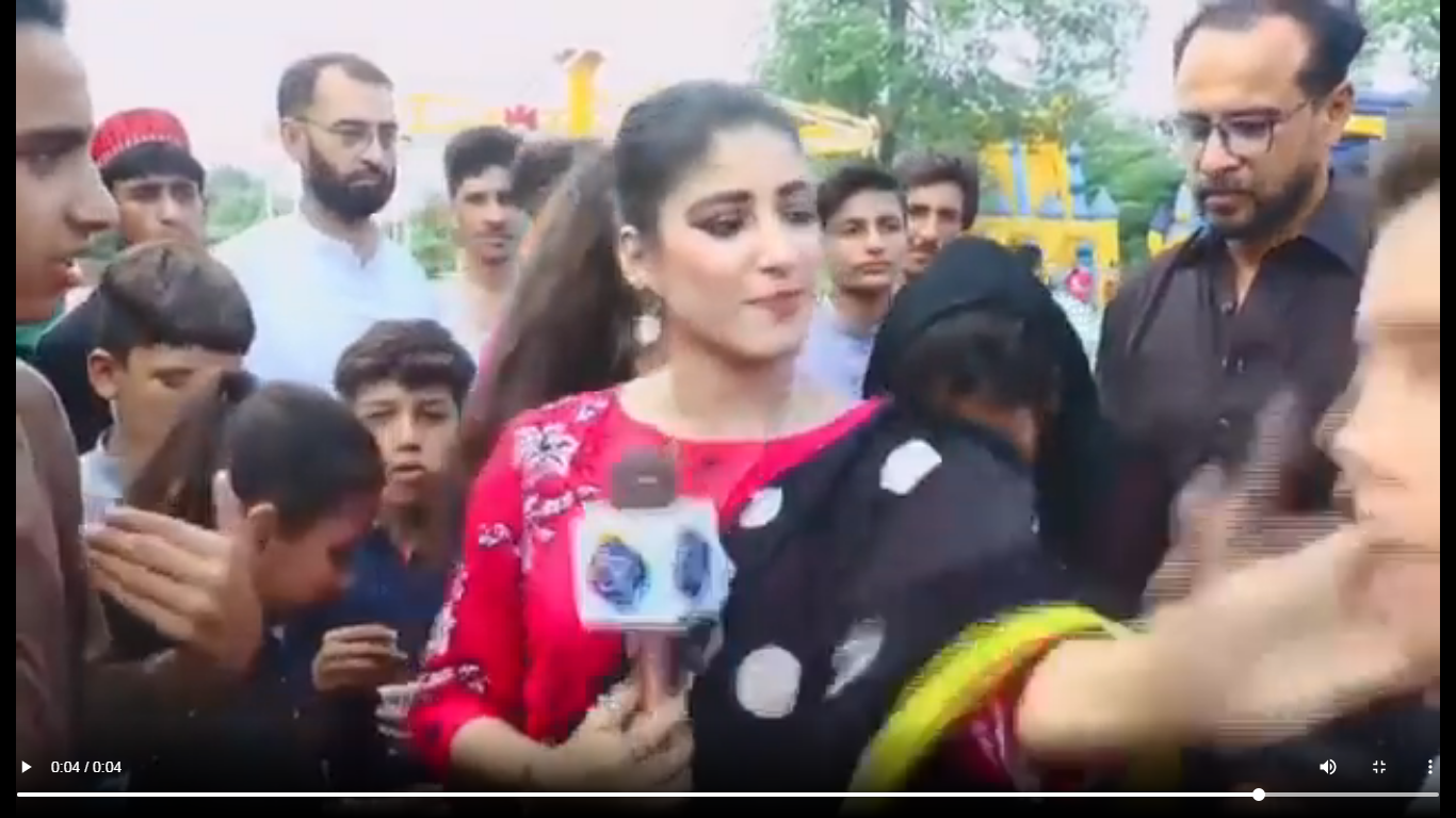 Reporter Pakistan menampar penonton dihadapannya