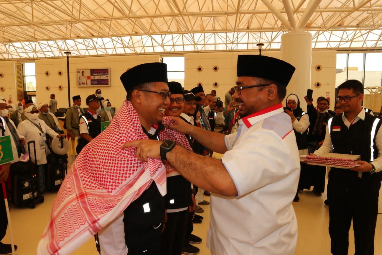 Menteri Agama Yaqut Cholil Qoumas bersama salah satu jemaah haji asal Indonesia, Jumat 15 Juli 2022.
