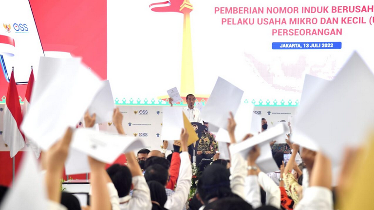Presiden Joko Widodo memberikan sambutannya dalam acara Pemberian NIB Pelaku Usaha Mikro Kecil (UMK) Perseorangan Tahun 2022 di Gedung Olahraga Nanggala Kopassus, Jakarta, Rabu, 13 Juli 2022. 