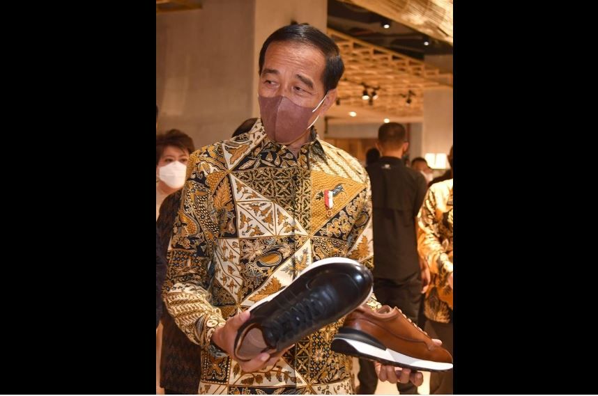 Jokowi pegang sepatu saat peresmian The New Sarinah, Kamis 14 Juli 2022
