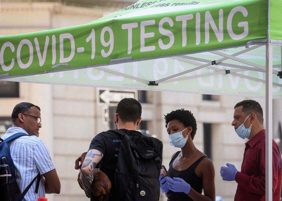 Warga menunggu untuk mengambil tes penyakit virus corona (COVID-19) di situs pengujian pop-up di New York City, AS, 11 Juli 2022.   