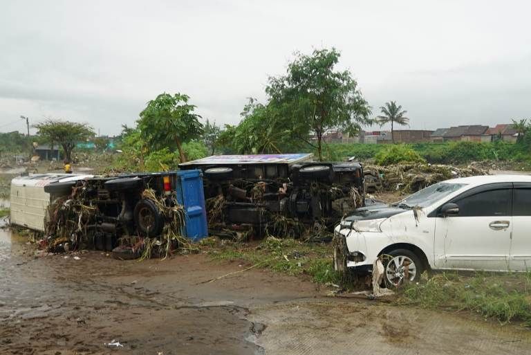 Potret kendaraan roda empat terkena dampak banjir bandang di Garut yang terjadi pada Sabtu, 16 Juli 2022.